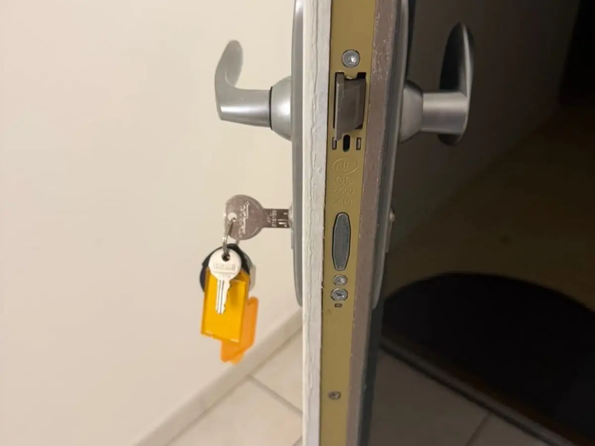 Clé engagée dans une serrure multipoints