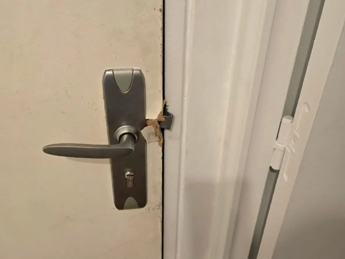 Gâche et chant de porte après ouverture, avant remise en état