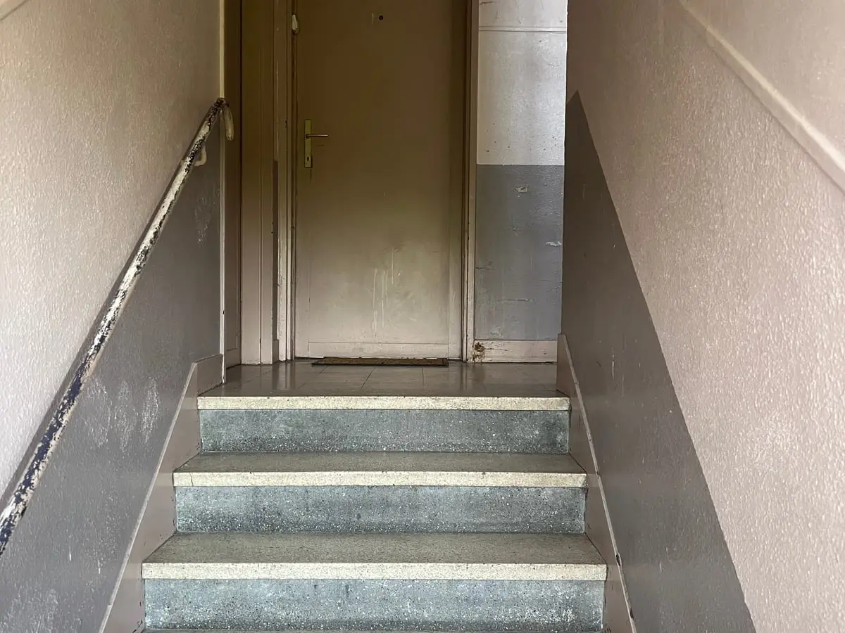 Porte de palier en haut d’une cage d’escalier